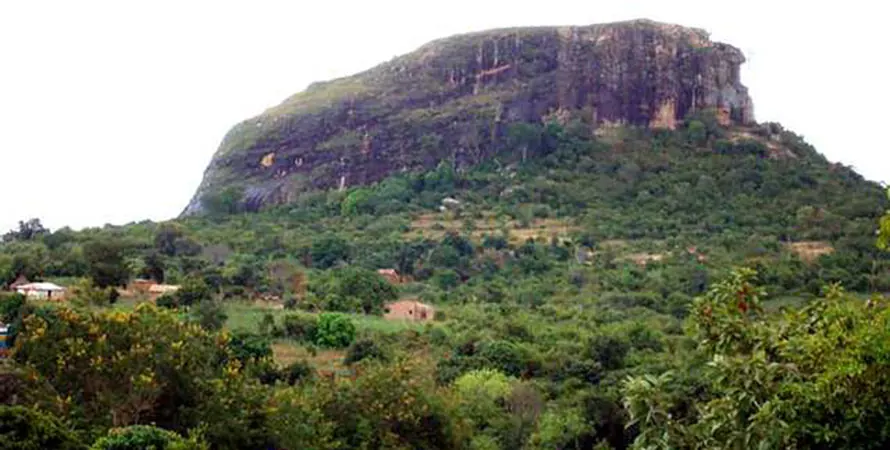 Gebäude, Bäume und eine Straßenecke in Kitui im Jahr 2014