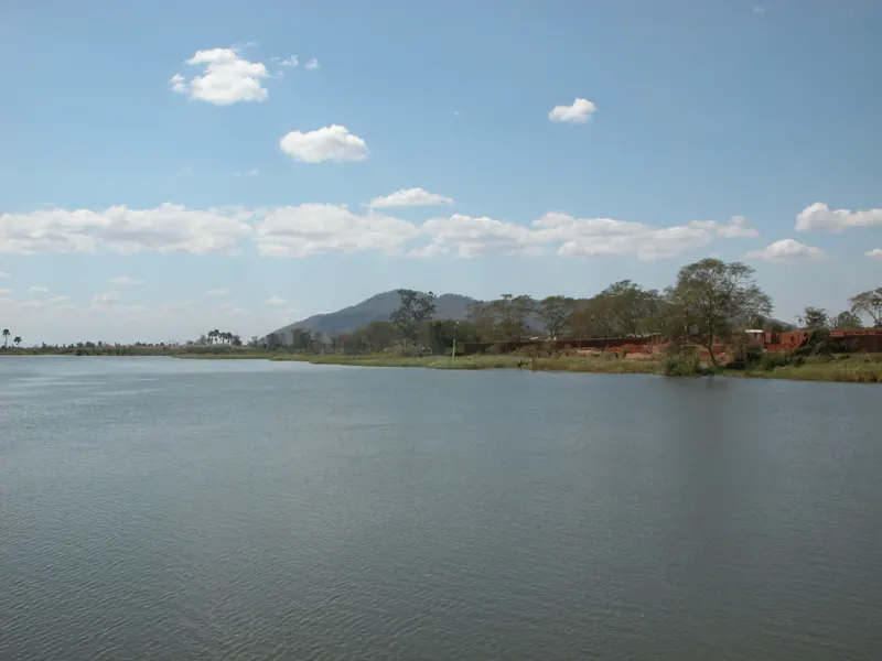 Der Shire-Fluss bei Liwonde in Malawi, fotografiert im August 2004; keine Menschen im Bild.