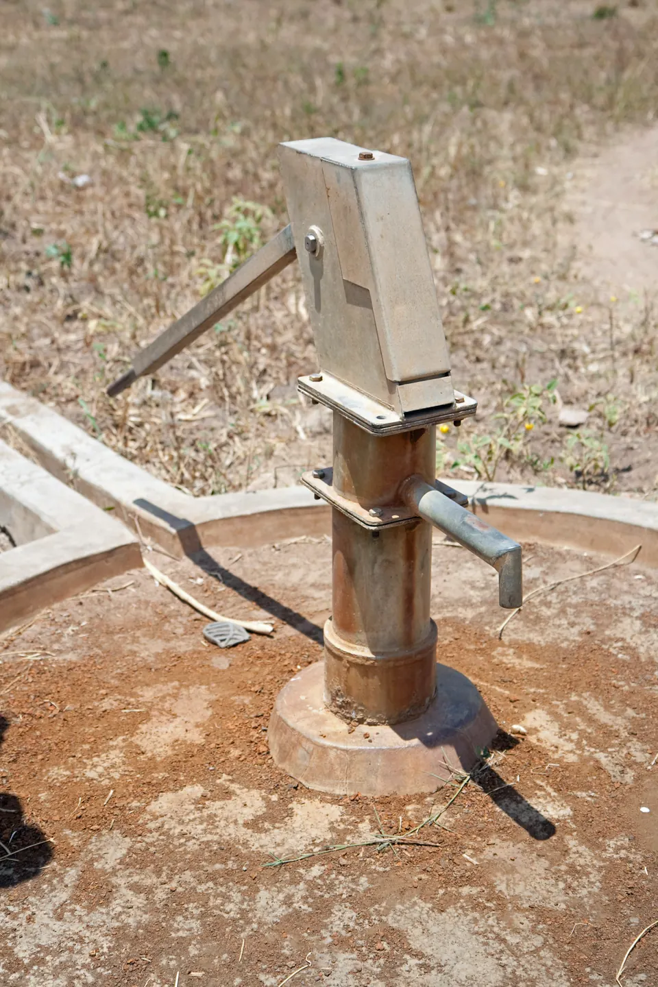 Eine laut Quelle defekte India-Mark-II-Handpumpe in Uganda, fotografiert 2011; keine Menschen im Bild.